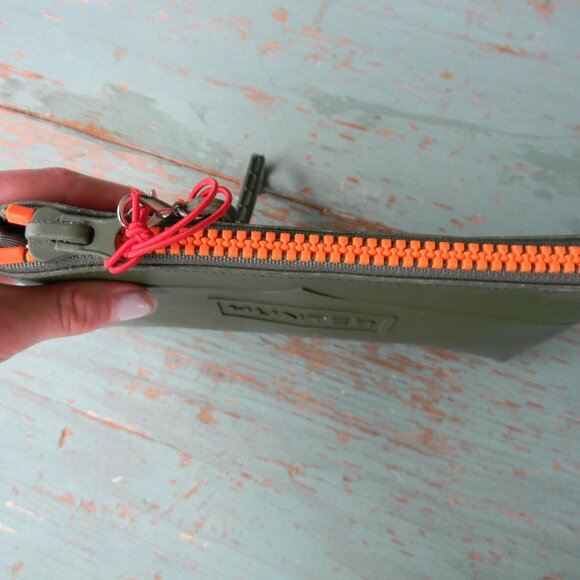 Hunter for Target Green Rubber Pouch Zipper Wristlet Small Bag Tote Make Up Bag - Picture 2 of 8